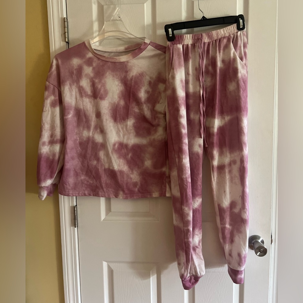 Pink cloud tie dye pajama set in size medium: great condition.